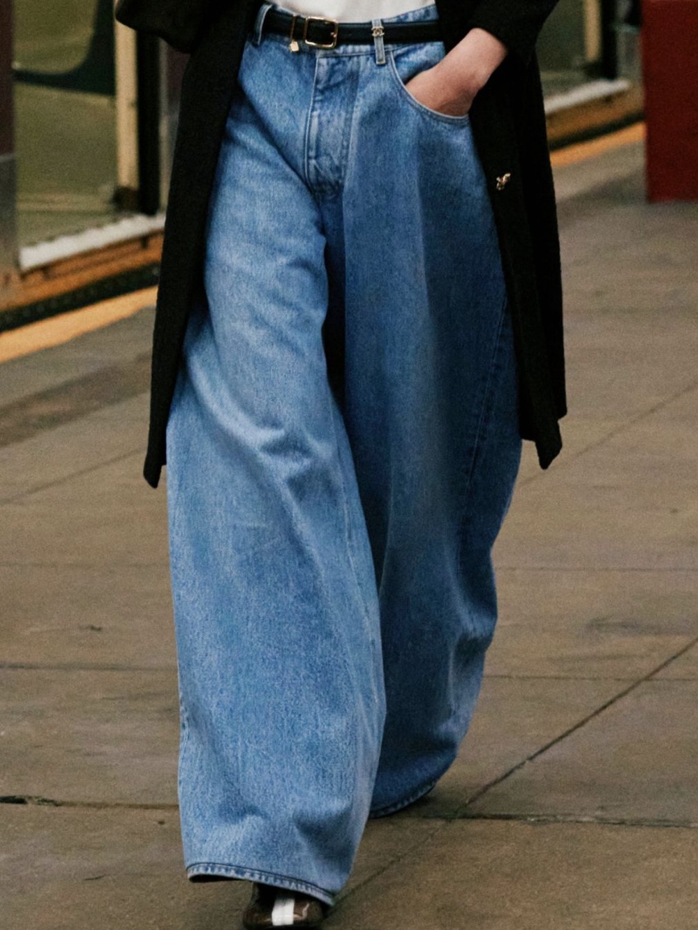 CHANEL Light Blue Straight-Leg Denim Jeans with Signature Back Pocket Stitching - Picture 4 of 6